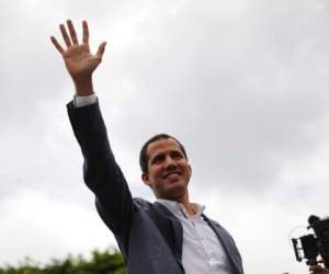 Según la encuestadora Delphos, el pico de apoyo del 63 por ciento que llegó a tener Guaidó ha bajado a 59 por ciento. FOTO: AP