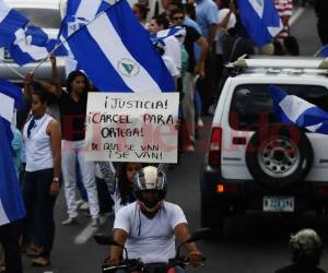 Hombres de civil, con capuchas negras y fuertemente armados, entraron con la policía el domingo en Jinotepe y Diriamba derribando barricadas que habían levantado los opositores, produciéndose un fuerte tiroteo, según testigos y grupos de derechos humanos.
