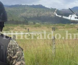Con la asistencia de al menos seis helicópteros que aterrizaron en las afueras del centro penal de Támara, fueron trasladados los reclusos esta mañana (Foto: Estalin Irías/ l Heraldo Honduras/ Sucesos de Honduras)