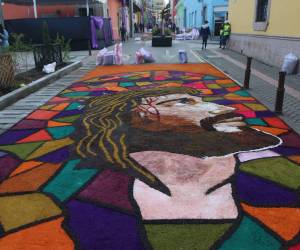 La Avenida Cervantes de la capital se convirtió en el epicentro del arte durante esta Semana Santa 2026 con las simbólicas y coloridas alfombras de aserrín.