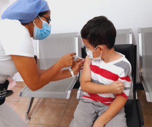 Los pequeños deben recibir sus vacunas para poder estar protegidos contra el covid.