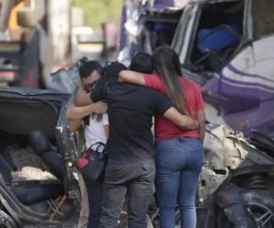 Una familia abrazada frente a los restos de un vehículo destrozado y pobladores que observan en silencio el cráter que partió la Vía Panamericana resumen el impacto del atentado guerrillero con un cilindro bomba en el sector de El Túnel, del municipio colombiano de Cajibío, departamento del Cauca, que el pasado sábado dejó 20 personas muertas, todas civiles, y decenas de heridos.