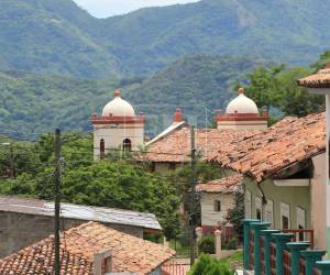 Mercedes de Oriente es un pequeño municipio del sur de La Paz, fronterizo con la hermana República de El Salvador, que destaca por la calidéz de su gente, pero también por ser el pueblo más seguro de Honduras, ya que en diez años, no registran ni un solo homicidio. A continuación los detalles y las imágenes captadas por la lente de EL HERALDO.