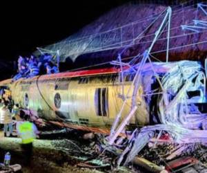 Al menos diez personas han muerto, unas 25 se encuentran heridas graves y un número no precisado pueden seguir atrapadas tras el descarrilamiento de dos trenes de alta velocidad en el término municipal de Adamuz (Córdoba), según informaron a EFE fuentes cercanas a la investigación.