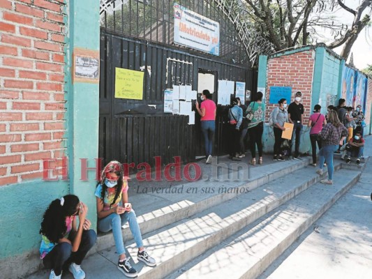 En las afueras del Instituto España Jesús Milla Selva, ubicado en la segunda entrada de la colonia Kennedy, se comenzaron a formar filas de padres de familia en busca de un cupo para sus hijos. La matrícula se realiza según el nivel escolar al que ingresa el alumno. Foto: David Romero/EL HERALDO.