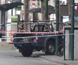 Un vehículo quemado se ve en Bourke Street en Melbourne, el viernes 9 de noviembre de 2018. Foto AP