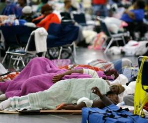 El huracán Harvey, el más poderoso en golpear Estados Unidos desde 2005, causó al menos tres muertos y varios heridos en Texas, donde podría seguir provocando inundaciones 'extremadamente graves' a pesar de haber sido rebajado a tormenta tropical. Fotos: AP/AFP.