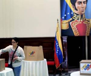 Nicolás Maduro reconoció 'algún problemita' en 'alguna' de las 34,143 mesas de votación, pero definió esos casos como 'pequeños eventos (...) que no afectan para nada la voluntad del pueblo'. (AFP)