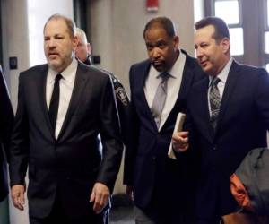 Harvey Weinstein, a la izquierda, entra a una corte en Nueva York con los abogados Ron Sullivan, en el centro, y José Báez. Weinstein demanda a Báez por incumplimiento de contrato y busca que le reembolse un millón de dólares en honorarios legales que dice haberle pagado por un período breve en su equipo legal. (AP Foto/Mark Lennihan, Archivo)