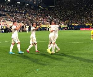 Los jugadores del Real Madrid celebrando el gol de Bale al término del primer tiempo.
