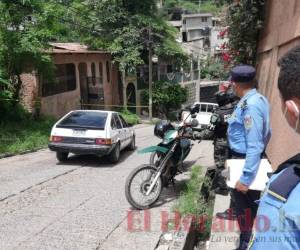 El cuerpo ya se encontraba en estado de descomposición ya que al parecer tenía varios días de haber fallecido. Foto: Estalin Irías/EL HERALDO.