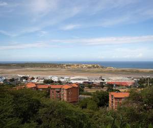 Solo despegan y aterrizan vuelos de compañías nacionales.