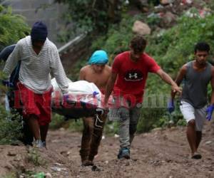 Los vecinos del sector colaboraron con las autoridades para trasladar el cuerpo de la víctima hasta un vehículo. Foto: Emilio Flores/ EL HERALDO