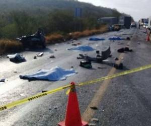 Los cuerpos quedaron tendidos en el pavimento.