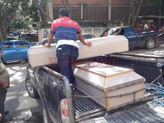 Dos de las víctimas fueron trasladadas en ataúdes hechos de madera rustica hasta su lugar de origen. Foto: Alex Pérez/EL HERALDO.