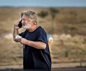 Alec Baldwin habla por teléfono en el estacionamiento frente a la Oficina del Sheriff del Condado de Santa Fe en Santa Fe, Nuevo México, luego de que fue interrogado sobre un tiroteo en el set de la película 'Rust' en las afueras de Santa Fe. Foto: AP