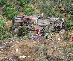 El accidente ocurrió hacia las 02H00 cuando el autobús en el que viajaban más de 50 pasajeros, cayó por un precipicio de más de 200 metros en el distrito de Anco, en Huancavelica.