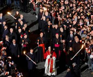 El trayecto, de más de una hora, se desarrolló íntegramente con el pontífice cargando la cruz de madera, recuperando así una tradición que no se veía desde 1994, durante el pontificado de Juan Pablo II.