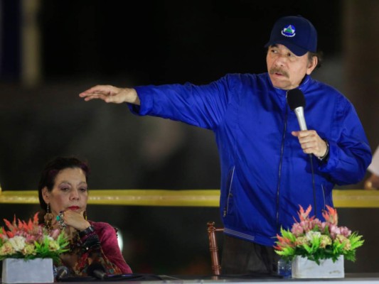 el presidente de Nicaragua, Daniel Ortega, habla junto a la primera dama y la vicepresidenta Rosario Murillo durante la ceremonia de inauguración de un paso elevado de la carretera en Managua, Nicaragua. (AP Foto/Alfredo Zuniga, Archivo).