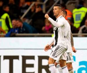 Cristiano Ronaldo, del Juventus, festeja su anotación que dio a su equipo el empate 1-1 de visitante contra el Inter de Milán en el estadio de San Siro, en Milán, Italia, el sábado 27 de abril de 2019.