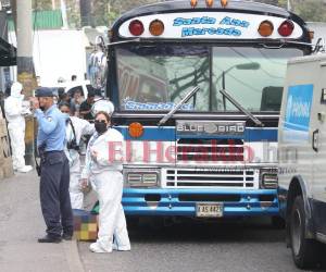 El cuerpo del joven quedó tendido frente a las gradas del bus en un charco de sangre.