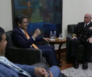El presidente Hernández y Kurt W. Tidd se reunieron el lunes. Foto: Twitter