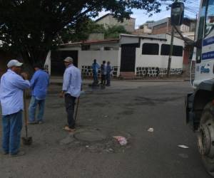 Personal del SANAA realiza trabajos de mantenimiento en la red de alcantarillado sanitario.