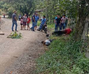 Los cuerpos de los dos jóvenes quedaron a la orilla de la calle.