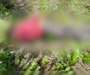 El cuerpo estaba tirado cerca de unas plantaciones de palma africana, en las cercanías del cementerio.