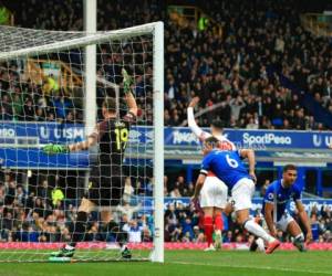 Arsenal, que no había caído en dos meses, dejó el cuarto puesto en riesgo ante el Chelsea. Foto: AP