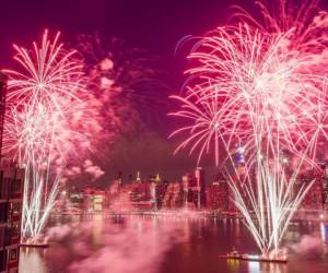 Fotografía de archivo del horizonte de la ciudad de Nueva York con fuegos artificiales durante un espectáculo del Día de la Independencia sobre el East River en Nueva York, el martes 4 de julio de 2017. Foto:AP