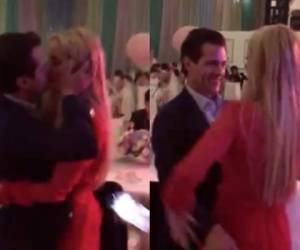 El beso de Enrique Peña Nieto con Tania Ruiz mientras bailan al ritmo de Los Ángeles Azules.