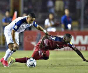 Emilio Izaguirre marca a un jugador panameño en el empate a dos entre la selecciones de Honduras y Panamá por las eliminatorias al Mundial de Rusia 2018. Foto: Agencia AFP / El Heraldo.