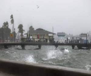 Las olas estallan contra el rompeolas de Pass A Grille Way en St. Pete Beach, Florida, el 11 de noviembre de 2020, mientras los restos de la tormenta tropical Eta avanzan por el condado de Pinellas.