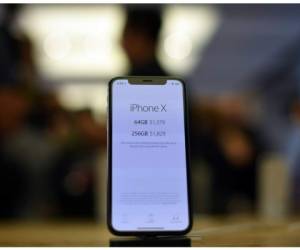 El nuevo iPhone X se mostró en la sala de exposiciones de Apple en Sydney. El iPhone X de Apple fue lanzado a la venta en Australia con largas filas fuera de las tiendas. (Foto: AFP).