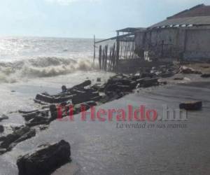 La medida obedece a la llegada de un mar de fondo que estará provocando un fuerte oleaje en la zona y afectará las partes bajas.
