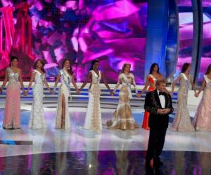 En esta foto del 9 de octubre del 2014, el presidente de Miss Venezuela Osmel Sousa junto a las 10 semifinalistas durante el certamen de belleza en Caracas. La Organización Miss Venezuela anunció una revisión interna el miércoles 21 de marzo del 2018, tras reportes de que exconcursantes supuestamente obtuvieron beneficios económicos por relaciones con figuras del gobierno. Foto: AP/EL HERALDO HONDURAS.
