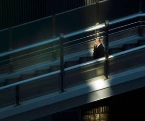 Un hombre con una mascarilla camina por un puente peatonal, el 27 de febrero en 2020, en Tokio. AP