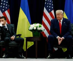 El presidente de Estados Unidos, Donald Trump, durante una reunión con el presidente de Ucrania, Volodymyr Zelenskiy, en el hotel InterContinental Barclay de Nueva York, en un aparte de la Asamblea General de Naciones Unidas, el miércoles 25 de septiembre de 2019 en Nueva York. Fotos: Agencia AP.