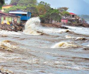 Las bandas nubosas que deja Earl han provocado, entre otras consecuencias, un fuerte oleaje en La Ceiba, al grado que algunas casas ubicadas en la playa han sido afectadas (Fotos: El Heraldo)
