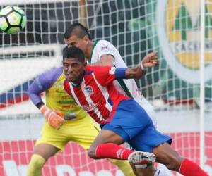 Carlo Costly en acción con el Olimpia ante Platense en Puerto Cortés. Foto: El Heraldo.