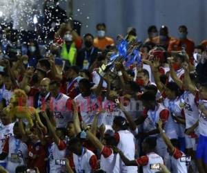 De esta forma el Olimpia se ha llevado una copa más a sus vitrinas, las cuales le dan la bienvenida a la trigésimacuarta copa de campeón del fútbol hondureño. Foto: Neptalí Romero | EL HERALDO