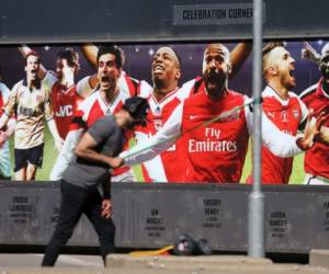 Un hombre hace ejercicio fuera del estadio Emirates, el hogar del equipo de fútbol de la Premier League inglesa Arsenal, en el norte de Londres. Foto: Agencia AFP.