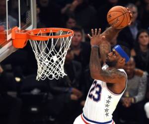 LeBron James, de 33 años de edad, es uno de los jugadores de básquet más talentosos y notables que enriquece con su calidad y técnica los campeonatos de la NBA. (Foto: AFP)