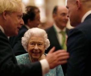 El palacio no dio más detalles sobre la decisión, pero dijo que la monarca, de 95 años, tiene “buen ánimo” pero está decepcionada porque no podrá visitar Irlanda del Norte. AP.