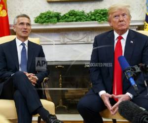 Trump estuvo acompañado en la Casa Blanca por alcaldes, jefes de policía y otros líderes locales de California que se oponen a las políticas del estado para manejar la inmigración. Foto: AFP