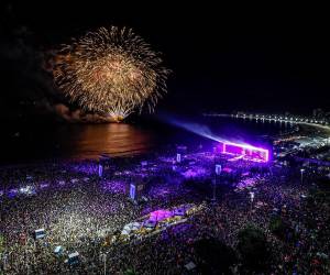 Este concierto gratuito la catapultó como la primera latina en hacer historia en las míticas arenas de Río de Janeiro con el más multitudinario espectáculo de toda su carrera artística