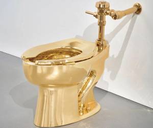 Inodoro de oro de artista Maurizio Cattelan se vende por 12,1 millones dólares en subasta