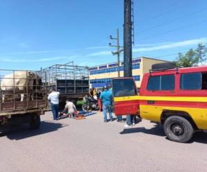 Personal del Cuerpo de Bomberos acudió a la escena para brindar los primeros auxilios a la víctima, sin embargo, la mujer ya no tenía signos vitales.