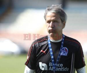 El colombiano Carlos Restrepo exhala durante el último entrenamiento de los Leones.